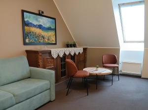 a living room with a couch and a table and chairs at Aiakeskuse hostel in Rakvere