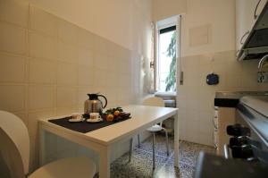 una pequeña cocina con mesa y hervidor de agua. en Casa Albina by Holiday World, en Santa Margherita Ligure