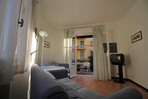 sala de estar con sofá y TV en Casa Albina by Holiday World, en Santa Margherita Ligure