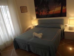 Un dormitorio con una cama con una toalla blanca. en Casa Albina by Holiday World, en Santa Margherita Ligure