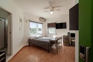 a bedroom with a bed and a table and a kitchen at Departamento Palmerín in La Paz