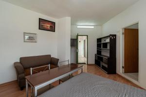 a living room with a couch and a table at Departamento Palmerín in La Paz