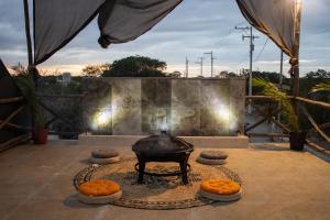 ein Grill auf einer Terrasse mit Kürbissen auf dem Boden in der Unterkunft Cabañas Tzikin, Telchac Puerto in Telchac