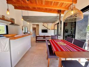 a kitchen and dining room with a table and chairs at Casa Amapola in José Ignacio +7 photos