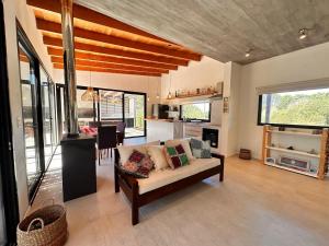 a living room with a couch and a kitchen at Casa Amapola in José Ignacio