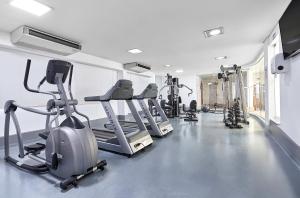 a gym with several exercise bikes and treadmills at Hotel Cassino Tower Campinas Cambuí By Nacional Inn in Campinas