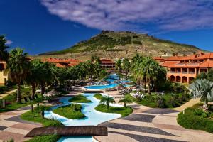 ポルト・サントにあるPestana Porto Santo Premium All Inclusive Beach & SPA Resortの山を背景にリゾートの空中を望む