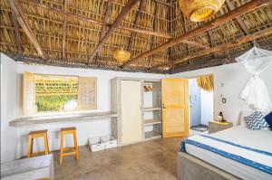 a bedroom with a bed and a wooden ceiling at El Paredon Beach, Casa Yemanja in El Paredón Buena Vista