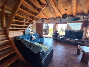 a living room with a couch and a tv at Casacerrolacruz in Pichilemu