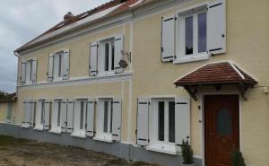 a building with white windows and a door at La Briarde triple PDJ in Boissy-le-Châtel +8 photos