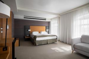 ein Hotelzimmer mit einem Bett und einer Couch in der Unterkunft Hotel Bulwar in Toruń + 61 Fotos