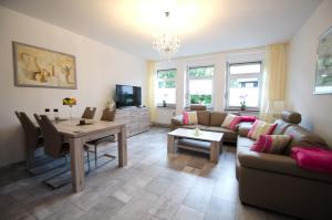 a living room with a couch and a table at Erboys Ferienwohnung in Goslar
