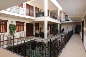an empty hallway of a building with plants at Hotel Plaza San Carlos in Xicotepec de Juárez