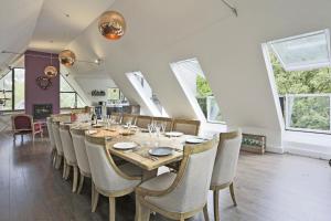 a dining room with a long table and chairs at 6 Bed in Lavenham oc-stofa in Lavenham