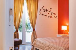 ein Schlafzimmer mit Fenster und einem Bett und einem Fenster mit in der Unterkunft Dimora Francesca in Conversano