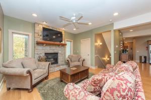 a living room with a couch and a fireplace at Restful Retreat by Railey Vacations in Oakland