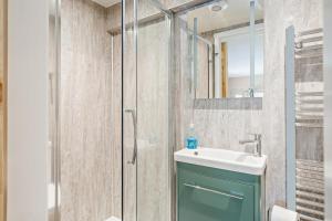 a bathroom with a green sink and a shower at 2 Bed in Ormathwaite oc-s32385 in Applethwaite +14 photos