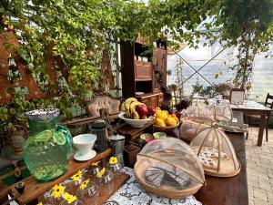 ein Tisch mit einer Obstschale und einer Vase in der Unterkunft AgriBarocco in Noto