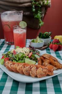 a plate of food on a table with a plate of food at Hotel El Cafetalero in Xicotepec de Juárez