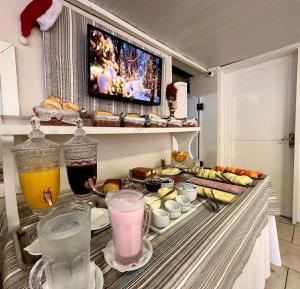 a buffet of food and drinks on a table at Pousada Folhas de Outono in Canela +20 photos