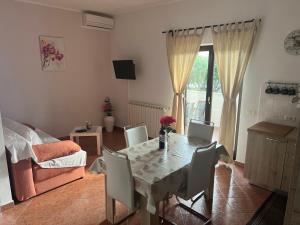 a living room with a table and chairs and a couch at Apartment Vesna in Veleniki