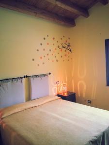 een slaapkamer met een bed met bloemen aan de muur bij Lovely Cottage in Castellammare del Golfo