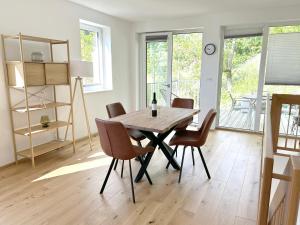 a dining room with a wooden table and chairs at Feigenterrasse beim Semmering - Tiny House in Schlagl