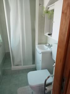 ein weißes Badezimmer mit Toilette und Waschbecken in der Unterkunft Seconda Casa in Boves