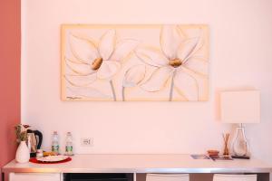 ein Bild von zwei Blumen an einer Wand in der Unterkunft Dimora Francesca in Conversano