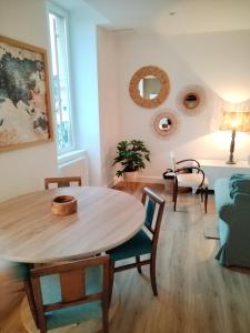 ein Wohnzimmer mit Tisch und Stühlen in der Unterkunft Le3cent85 in Saint-Germain-Laval + 4 Fotos