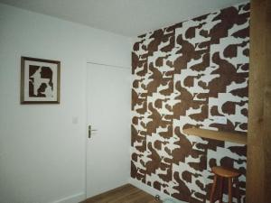 Ein Zimmer mit einer Wand, die mit Tarnfarbe gestrichen ist. in der Unterkunft Le3cent85 in Saint-Germain-Laval