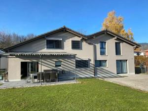 a house with a table and chairs in front of it at Bell Air-Plus in Les Hauts-Geneveys