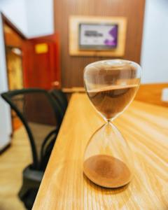 an hourglass sitting on top of a wooden table at Hotel Casa Santiago in Pasto
