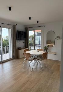 ein Esszimmer mit Tisch und Stühlen in einem Zimmer in der Unterkunft Farelleta in Llança