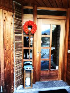 a door to a house with a wreath on it at Ferienwohnung Leuweli in Hasliberg