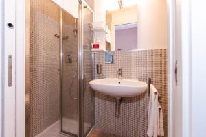 ein Badezimmer mit Waschbecken und Dusche in der Unterkunft Dimora Francesca in Conversano + 45 Fotos