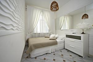 Кровать или кровати в номере Булгаков Апартаменты