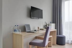 a room with a desk with a laptop and a chair at Hotel Zatoka in Gdańsk