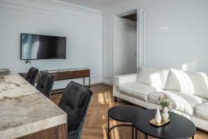 a living room with a couch and a table at Smarald Apartment in Satu Mare
