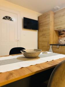 a bowl sitting on top of a wooden table at Gîte le Nid Dhugava in Hem-Hardinval
