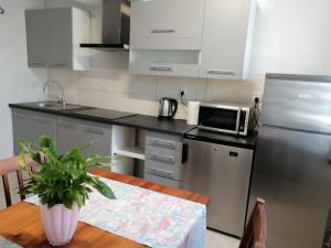 a small kitchen with a table and a microwave at GOŚCINIEC NAD SAWĄ in Handzlówka