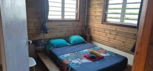 a small bedroom with a bed in a wooden cabin at Duplex escape in Quartier Palmène