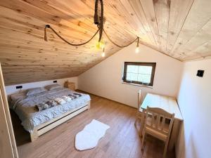ein Schlafzimmer mit einem Bett und einer Holzdecke in der Unterkunft Dom Łowcy in Godzieszów