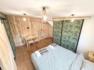 ein Schlafzimmer mit zwei Betten und einem Tisch darin in der Unterkunft Dom Łowcy in Godzieszów