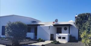 a white house with a fence in front of it at Studio Paraíso - Casa Paraíso Playa Blanca in Playa Blanca