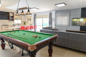 a living room with a pool table at גייט טו כנרת- פנטהאוז 4 חדרים עם שולחן ביליארד- ממד בדירה in Tiberias