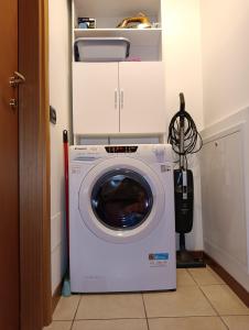 a washer and dryer in a room at Le piscine in Villa Guardia