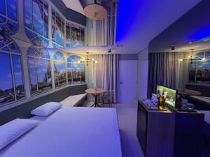 a hotel room with a bed and a desk and a table at Motel Scala in Salvador +35 photos