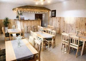 ein Esszimmer mit Holztischen und Stühlen in der Unterkunft Dom Łowcy in Godzieszów