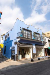 a blue building with a balcony on top of it at Pasaje Las Rosas in Cuernavaca